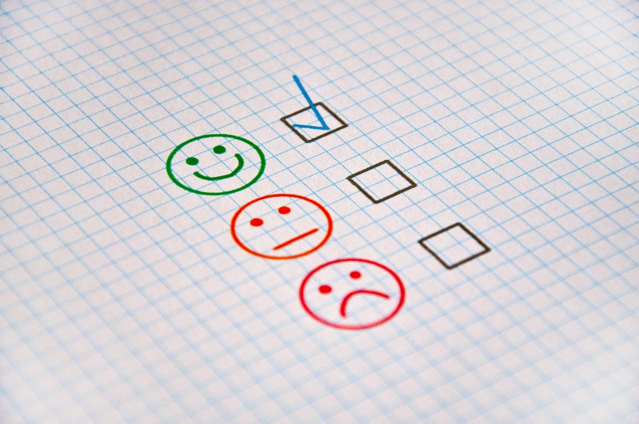 découvrez comment rédiger une réponse professionnelle et efficace à un avis diffamatoire en ligne pour protéger votre réputation et rassurer vos clients potentiels.